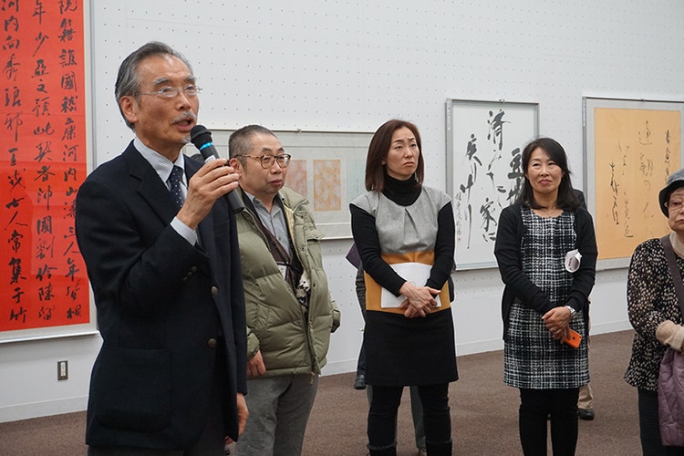 第71回日書展会場にて、観客へ向けて説明される遠矢先生2