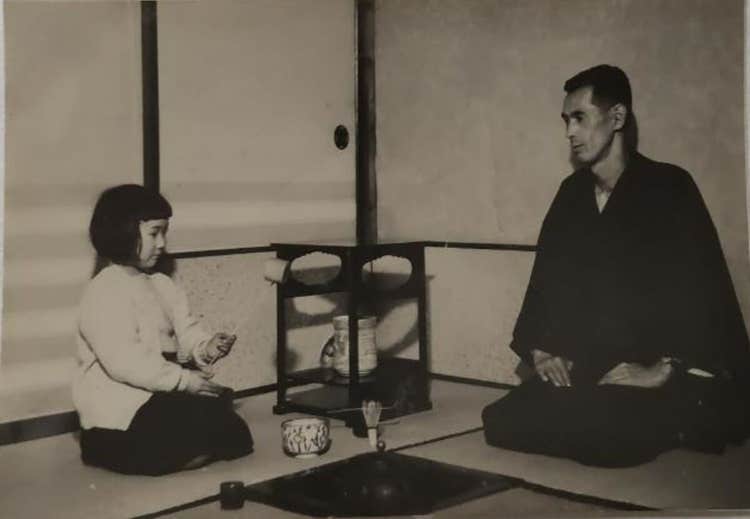 第70回日書展の会場にて大勢の観客が見守る中、席上揮毫をされる名和さん1