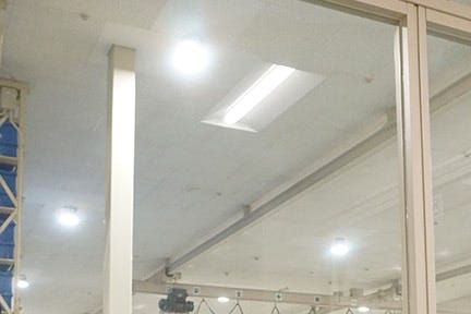A ceiling with lights and a light fixture Description automatically generated with medium confidence