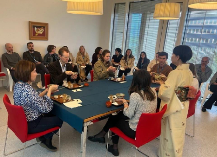 テーブルの周りに集まっている人々 AI 生成コンテンツは誤りを含む可能性があります。